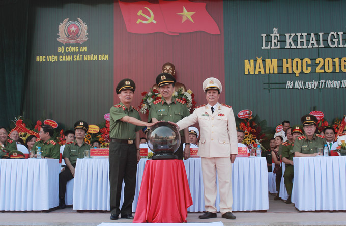 H.E. Senior Lieutenant General, Prof. Dr. To Lam - Minister of Public Security; Lieutenant General Tran Ba Thieu and Lieutenant General  Nguyen Xuan Yem pressed the button to launch the electronic management system of the PPA